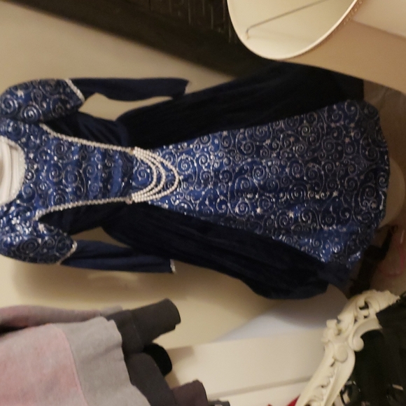 GIRLS Size 7 beautiful winter dress - Picture 9 of 9